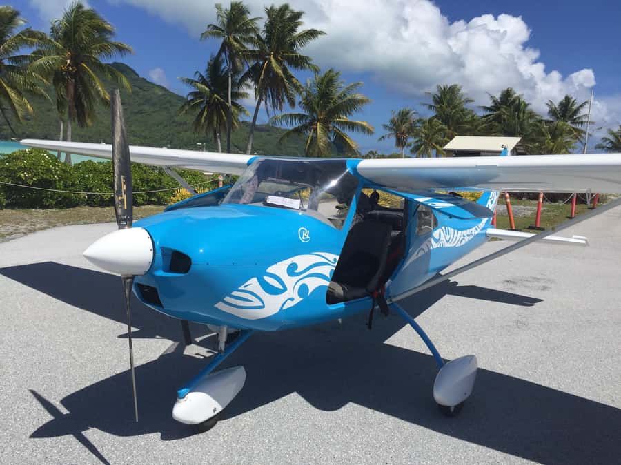 Bora-Bora 30 minutes private flight in light aircraft - Meeting at Bora Bora Airport