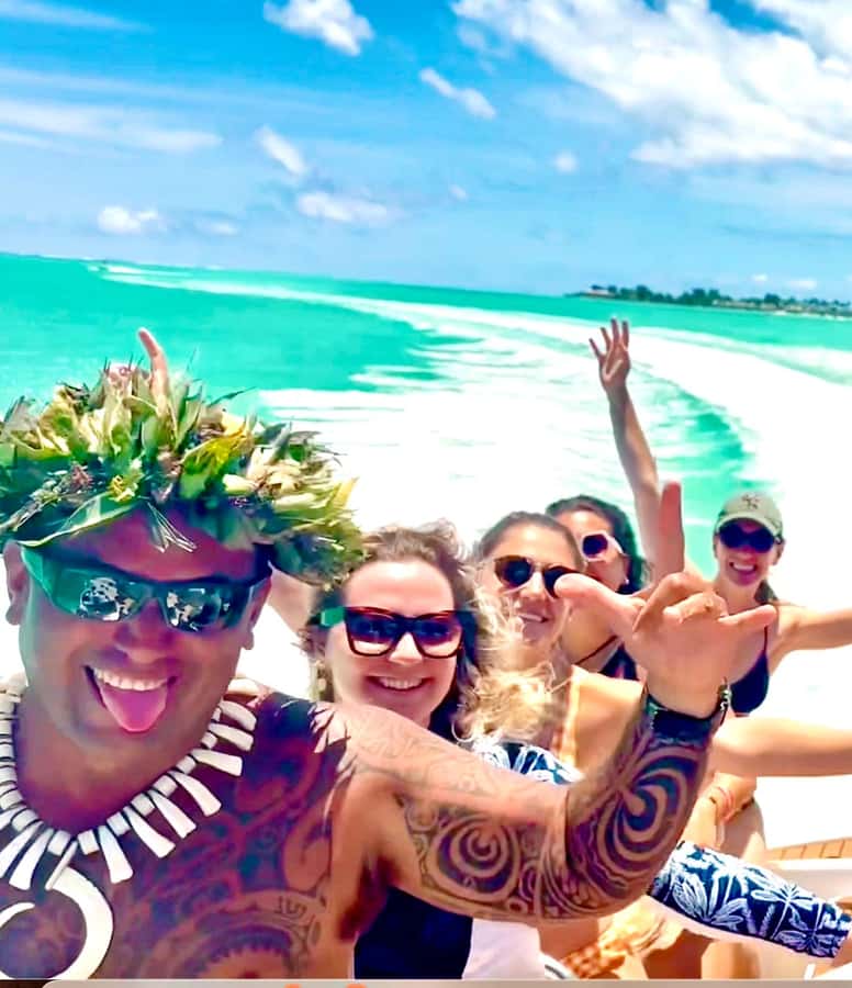 Bora Bora: Blue Lagoon Cruise, Snorkeling and Lunch . - A motu lunch with your feet in the water
