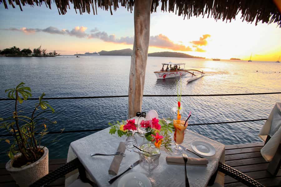 Bora Bora: Combo Sunset Cruise & Romantic Dinner at St James - Champagne and the changing South Pacific light