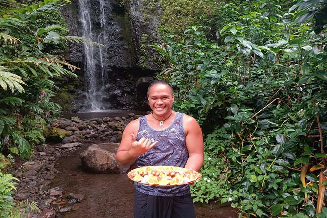 Découvrez le Mana durant la traversée de Tahiti en 4x4 Safari - Lunch, fruit, and the practical rhythm of the day