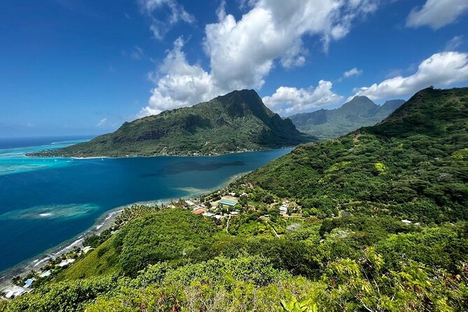 Discovering Moorea from Tahiti in 4x4 with the Ferry Terevau - Magic Mountain at 207 meters
