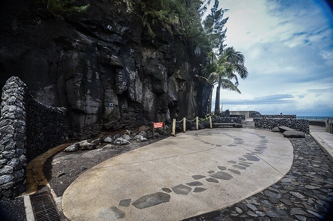 Discovering the emblematic sites of Tahiti - Pointe Vénus and Tahiti’s black-sand shore