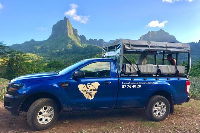 Franckyfranck Tours Moorea - Half day Tours - Belvedere Lookout explains Moorea’s two bays