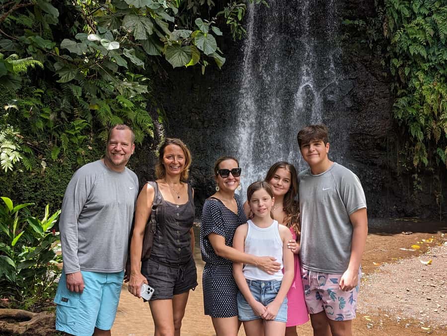 From Papeete: Tahiti Highlights Full-Day Private Tour - Maraa Caves and the black sand of Taharuu