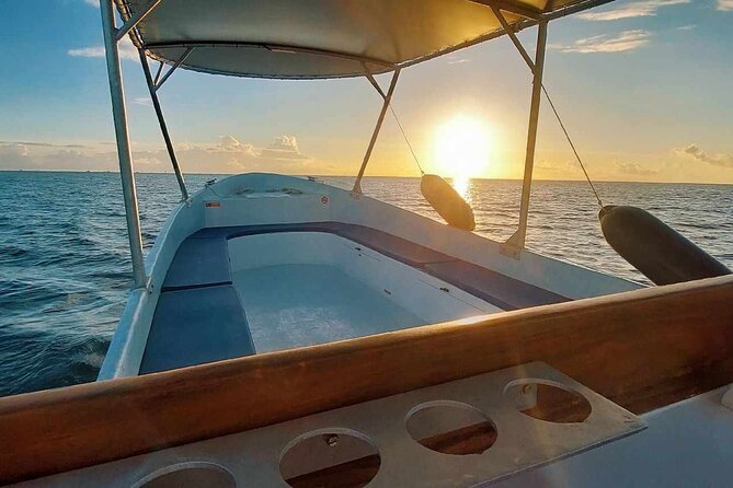 Guided sunset cruise on Raiatea Lagoon - A drink and a simple board for the evening
