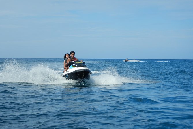 Jet-Ski Découverte 1H00 Jet Ski excursion to Moorea (Single or two-seater) - The stingray and black tip shark swimming stop