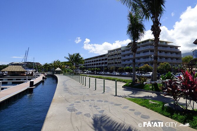 Papeete Walking Tour - Tahiti - The French Polynesian Assembly and the gardens of Queen Pomare IV