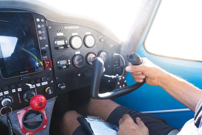 Private 30-minute flight downwind of Huahine - Pilot Georges and the character of the flight