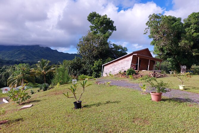 Private and guided visit to Mystery House Raiatea - The 30-minute visit, from Uturoa to Fa’aroa hill