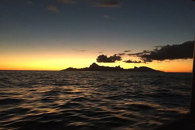 Private and Local Sunset Cruise in Tahiti - Drinks and local snacks at golden hour