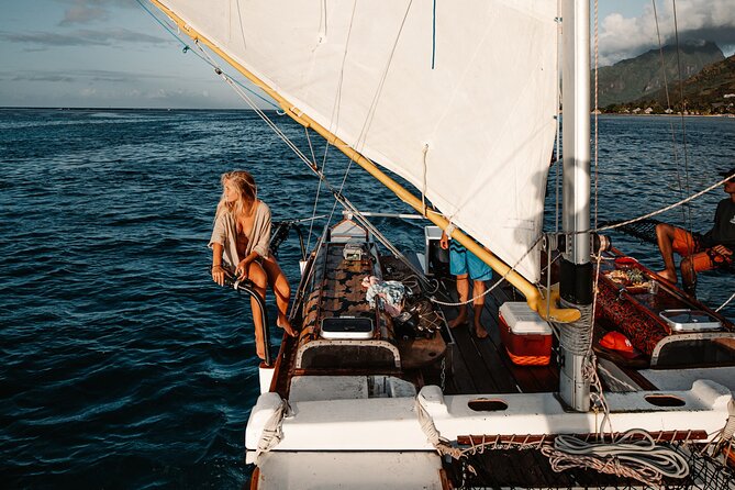 Sunset sailing - Polynesian navigation stories on the lagoon