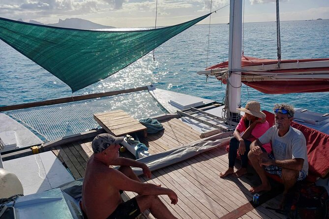 Sunset sailing trip on the Lagoon of Tahiti - Communication and the captain