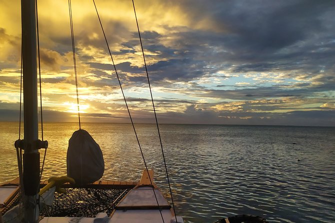 Sunset sailing - A traditional canoe with a hands-on feel