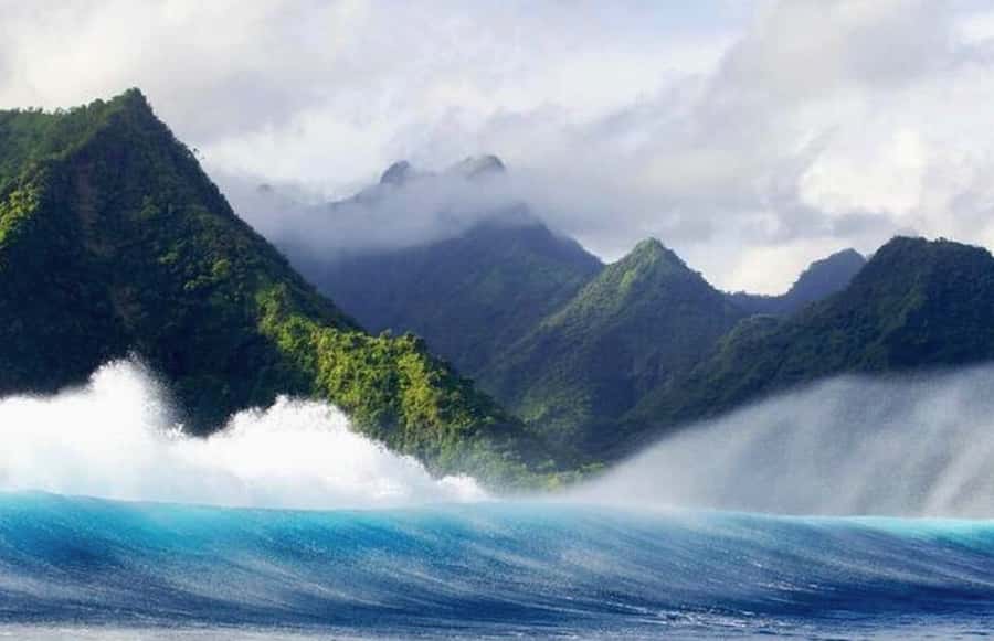 Tahiti : Tour de l’île (Full Day) avec taxi boat (Teahupoo) - Trou du Souffleur turns the shore into a natural show