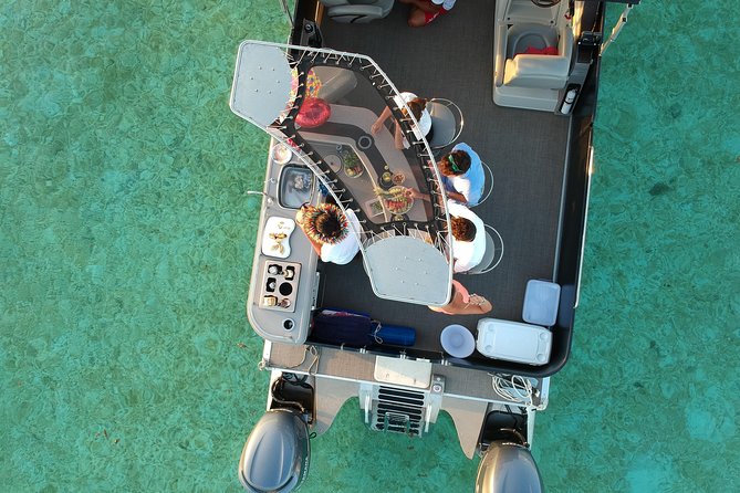 Toa Boat Bora Bora Private Lagoon Tour On Entertainer Bar Boat - A bar boat built for relaxing between swims