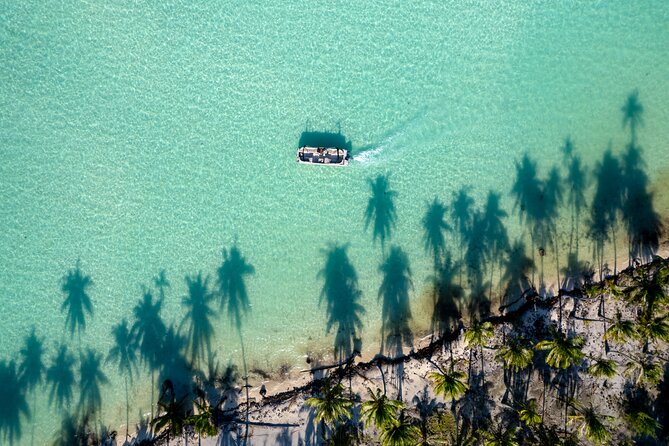 Toa Boat Bora Bora Private Lagoon tour with Lunch On Majestic Pontoon Boat - Why the private format matters